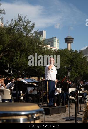 USA Armeevorsteher 4 Jared Delaney, Befehlshaber und Bandmeister der „Fort Sam's Own“ 323d Army Band, spricht während einer Aufführung vor dem Alamo in San Antonio, Texas, am 2. Juli 2022 einen Gruß aus. "Fort Sam's Own" 323d Army Band und 78. Army Reserve Band haben sich zusammengeschlossen, um den Tag zu feiern, an dem die 13 amerikanischen Kolonien am 2. Juli 1776 offiziell für die Trennung von Großbritannien gestimmt haben. Der Unabhängigkeitstag feiert Amerikas Geburt und ehrt diejenigen, die die Unabhängigkeitserklärung entwickelt und angenommen haben. Stockfoto