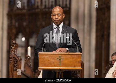 New York, New York, USA. 21. Januar 2023. Bürgermeister Eric Adams spricht während der Gedenkmesse in St. Patrick's Cathedral. Vor einem Jahr wurden zwei Polizisten, Rivera und Mora, in Ausübung ihres Dienstes getötet. An der Messe nahmen auch Bürgermeister Eric Adams, Polizeikommissar Keechant Sewell, Abteilungsleiter Jeffrey Maddrey und Kongressabgeordneter Adriano Espaillat Teil. (Kreditbild: © Lev Radin/Pacific Press via ZUMA Press Wire) NUR ZUR REDAKTIONELLEN VERWENDUNG! Nicht für den kommerziellen GEBRAUCH! Stockfoto