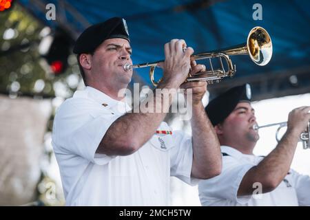 USA Army SPC. Bradley Brown und Sergeant Trevor Lundquists, Mitglieder der 25. Infanterie Division Band, Schofield Barracks, Hawaii, beginnen das jährliche Konzert zum Unabhängigkeitstag mit einer Fahnenhörzeremonie auf Oahu, Hawaii, am 2. Juli 2022. Das jährliche Konzert besteht aus verschiedenen Akten, die in einem Feuerwerk für Mitglieder des Dienstes und Familien gipfeln. Stockfoto