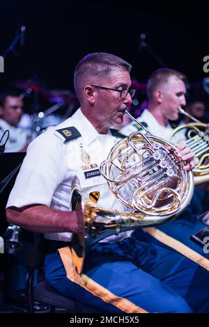 USA Army 1. Sgt. Aaron Johnson, Mitglied der 25. Infanterie Division Band, Schofield Barracks, Hawaii, tritt am 2. Juli 2022 auf Oahu, Hawaii, für das jährliche Konzert zum Unabhängigkeitstag auf. Die Band spielte verschiedene patriotische und beliebte Lieder für die Menge. Stockfoto