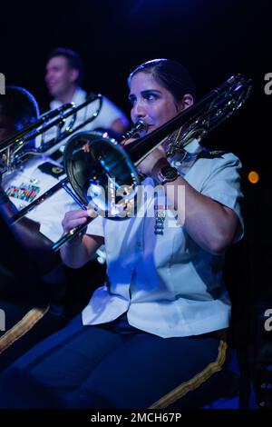 USA Army Sgt. 1. Class Jessica Dallman, Mitglied der 25. Infanterie Division Band, Schofield Barracks, Hawaii, tritt zum jährlichen Independence Day Konzert auf Oahu, Hawaii, am 2. Juli 2022 auf. Die Band spielte verschiedene patriotische und beliebte Lieder für die Menge. Stockfoto