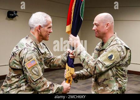 Oberst Jim Waldrop, rechts, ankommender Kommandeur der 1. Brigade, 104. Trainingsabteilung, erhält die Farben der Einheit von Brig. General Rodney J. Fischer, der 104. Trainingskommandant, während einer Zeremonie zum Kommandowechsel am 2. Juli im General George Patton Museum of Leadership, Fort Knox, Ky. Während der Zeremonie gab Oberst Mark P. Dedrick das Kommando über die 1. Brigade an Waldrop auf. Stockfoto