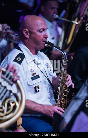 USA Army Sergeant 1. Class Christopher McFann, Mitglied der 25. Infanterie Division Band, Schofield Barracks, Hawaii, tritt am jährlichen Independence Day Konzert auf Oahu, Hawaii, am 2. Juli 2022 auf. Die Band spielte verschiedene patriotische und beliebte Lieder für die Menge. Stockfoto