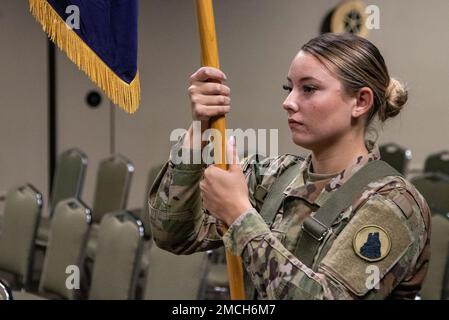 CPL. Cassidy Reagan behält die Farben der Einheit während der 1. Brigade, 104. Training Division Veränderungszeremonie am 2. Juli im General George Patton Museum of Leadership, Fort Knox, Ky. Während der Zeremonie übergab Oberst Mark P. Dedrick das Kommando über die 1. Brigade an Oberst Jim Waldrop. Stockfoto