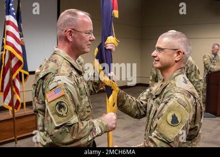 Kommandosgt. Major Jeffrey Renfrow, 1. Brigade, 104. Training Division Kommandooffizier Major, rechts, übergibt die Farben der Einheit an Oberst Mark P. Dedrick, 1. Brigade, 104. Training Division, scheidender Commander, während einer Zeremonie zum Kommandowechsel am 2. Juli im General George Patton Museum of Leadership, Fort Knox, Ky. Während der Zeremonie übergab der ausscheidende Commander Dedrick das Kommando der 1. Brigade an Oberst Jim Waldrop. Stockfoto