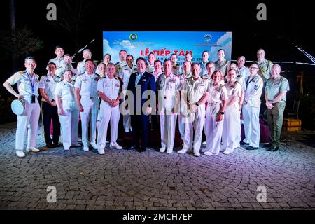 PHU YEN, Vietnam (2. Juli 2022) – Herr Marc E. knapper, USA Botschafter in Vietnam, posiert für ein Foto mit US-amerikanischen, britischen, australischen, japanischen Pacific Partnership 2022-Militärplanern bei einem Empfang des Außenministeriums der Provinz Phu Yen, der in einer Ehrengruppe stattfindet. Die Pazifikpartnerschaft ist die größte multinationale Mission zur Vorbereitung auf humanitäre Hilfe und Katastrophenhilfe, die jährlich im Indo-Pazifik durchgeführt wird. Sie ist seit 17. Jahren Teil der Partnerschaft. Stockfoto