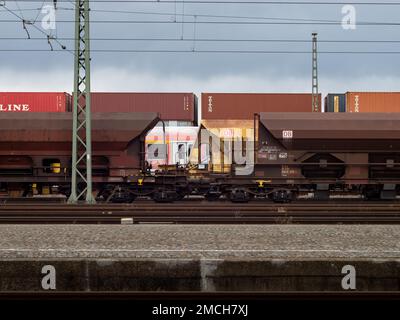 Facns 133 offene Güterwagen der Deutschen Bahn. Rostiger Stahl auf den Schienen. DB-Ladeballastierwagen als Transporttechnik. Stockfoto