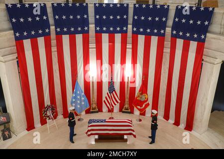 USA Marine Corps CWO4 Hershel 'Woody' Williams liegt im Bundesstaat während der West Virginia State Memorial Gottesdienste im State Capitol Rotunda, 2. Juli 2022 in Charleston, W.VA Geboren am 2. Oktober 1923 in Quiet Dell, WV, nahm Woody am 26. Mai 1943 in die Reserve des Marine Corps auf und wurde zum Chief Warrant Officer 4, bevor er 1969 nach 17 Jahren im Dienst in den Ruhestand ging. Während des Zweiten Weltkriegs diente Woody in Neukaledonien, Guadalcanal und Guam, bevor er in Iwo Jima landete, wo ihm seine Handlungen die Ehrenmedaille verliehen haben. Zum Zeitpunkt seines Todes am 29. Juni 2022 war er die letzte lebende Welt Stockfoto
