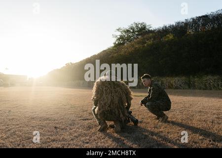 MARINEKORPS-BASIS HAWAII, Hawaii (02. Juli 2022) ein Soldat der australischen Armee aus dem 2. Bataillon, dem Royal Australian Regiment und einem US-amerikanischen Marineoffizier führen Beobachtungstätigkeiten während des Scharfschützen-Konzentrationstrainings für Rim of the Pacific (RIMPAC) 2022 durch. Von Juni 29 bis August 4 nehmen an der RIMPAC 25.000 Nationen, 38 Schiffe, vier U-Boote, mehr als 170 Flugzeuge und Mitarbeiter auf und um die hawaiianischen Inseln und Südkalifornien Teil. RIMPAC ist die weltweit größte internationale Seefahrt-Übung und bietet eine einzigartige Ausbildungsmöglichkeit bei gleichzeitiger Förderung und Aufrechterhaltung von Kooperationen Stockfoto