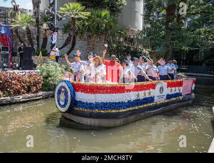 USA Generalleutnant Brian Robinson, Befehlshaber des Air Education and Training Command, seine Frau Maureen und andere hochrangige Führer der Air Force der Joint Base San Antonio nehmen am 2. Juli 2022 an der Armed Forces River Parade Teil. Die jährlich stattfindende Parade auf dem San Antonio River Walk ehrt und unterstützt die Männer und Frauen aller Zweige der US-Streitkräfte und bietet patriotisch dekorierte Wagen. Stockfoto