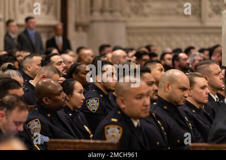 New York, New York, USA. 21. Januar 2023. Atmosphäre während der Gedenkmesse in St. Patrick's Cathedral. Vor einem Jahr wurden zwei Polizisten, Rivera und Mora, in Ausübung ihres Dienstes getötet. An der Messe nahmen auch Bürgermeister Eric Adams, Polizeikommissar Keechant Sewell, Abteilungsleiter Jeffrey Maddrey und Kongressabgeordneter Adriano Espaillat Teil. (Kreditbild: © Lev Radin/Pacific Press via ZUMA Press Wire) NUR ZUR REDAKTIONELLEN VERWENDUNG! Nicht für den kommerziellen GEBRAUCH! Stockfoto