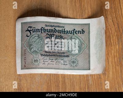 Reichsbanknote im Wert von 500,000 Mark während der Hyperinflation 1923. Historisches Geld in Deutschland, als die Bank viele Banknoten druckte. Stockfoto