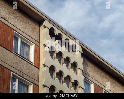 Architektonische Merkmale eines alten Gebäudes in der DDR. Sozialistisches Fassadendesign aus Zementteilen. Nahaufnahme der Außenansicht des Hauses. Stockfoto