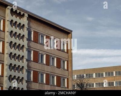 Vorgefertigte Gebäudefassaden in der DDR. Alte verlassene Wohnhäuser mit vielen Fenstern. Das Äußere besteht aus freiliegendem Beton. Stockfoto