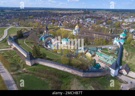 Kloster Heilige Himmelfahrt Pskov-Pechersky am Maifeiertag (Luftfotografie). Pechory. Region Pskov, Russland Stockfoto