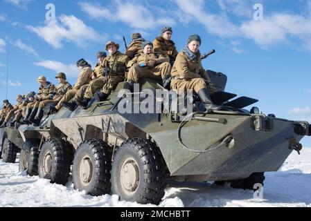 SANKT PETERSBURG, RUSSLAND - 17. FEBRUAR 2019: Sowjetische Soldaten auf einem gepanzerten Personaltransporter BTR-80. Militärisch-historischer Wiederaufbau 'afghanisch - Operat Stockfoto