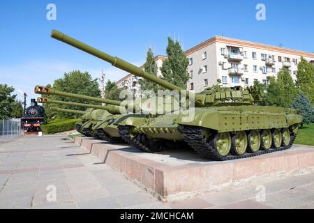 WOLGOGRAD, RUSSLAND - 19. SEPTEMBER 2021: Straßenausstellung sowjetischer Panzer an einem sonnigen Septembertag Stockfoto