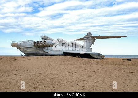 DERBENT, RUSSLAND - 27. SEPTEMBER 2021: Verlassenes sowjetisches ekranoplane Raketenschiff "LUN" am Ufer des Kaspischen Meeres an einem bewölkten September-Abend Stockfoto