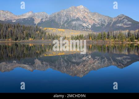 Pyramid Mountain und Reflection im Pyramid Lake mit klarem blauen Himmel im Herbst, Jasper National Park, Alberta, Kanada Stockfoto