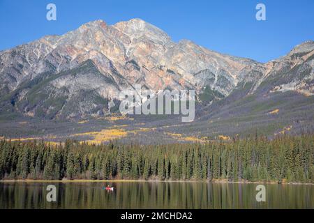 Kajaktour in den Kanadischen Rocky Mountains an einem sonnigen Tag mit Blick auf Pyramide Mountain und Wald. Pyramid Lake, Jasper National Park, Alberta, Kanada Stockfoto