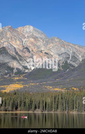 Eine Person Kajaktour in der Natur an einem sonnigen Tag am Pyramid Lake mit Blick auf Pyramid Mountain und Boreal Forest. Jasper National Park, Alberta, Kanada Stockfoto