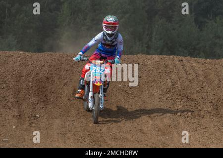 SHARYA, RUSSLAND - 06. AUGUST 2022: Junger Fahrer auf Motocross-Motorrädern auf Motocross-Gleisen. Der Kelch ist dem Andenken an L.A. gewidmet Voronin Stockfoto