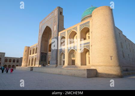 BUKHARA, USBEKISTAN - 08. SEPTEMBER 2022: Bei der mittelalterlichen Maharasha Miri-Arab an einem sonnigen Abend Stockfoto