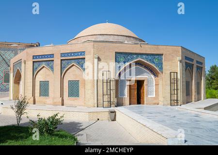 SAMARKAND, USBEKISTAN - 12. SEPTEMBER 2022: Mittelalterliches Gebäude der Kunstgalerie „Chorsu“ aus der Nähe an einem sonnigen Tag Stockfoto