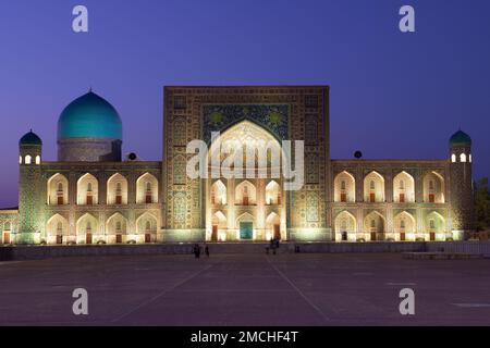 SAMARKAND, USBEKISTAN - 14. SEPTEMBER 2022: Die mittelalterliche Madrasah von Till-Kari in der Abenddämmerung. Registanplatz Stockfoto