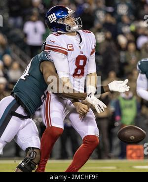 Philadelphia, Usa. 22. Januar 2023. Philadelphia Eagles Defensive End Josh Sweat (94) erzwingt während der zweiten Hälfte des NFL Divisional Round Playoff-Spiels am Lincoln Financial Field in Philadelphia am Samstag, den 21. Januar 2023, einen Fumble gegen den Quarterback der New York Giants Daniel Jones (8). Die Eagles gewannen 38:7. Foto: Laurence Kesterson/UPI Credit: UPI/Alamy Live News Stockfoto