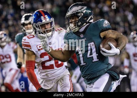 Philadelphia, Usa. 22. Januar 2023. Philadelphia Eagles Running Back Kenneth Gainwell (14) führt während der zweiten Hälfte des NFL Divisional Round Playoff-Spiels am Lincoln Financial Field in Philadelphia am Samstag, den 21. Januar 2023 Runs für einen Touchdown an der New York Giants-Sicherheit Julian Love (20) vorbei. Die Eagles gewannen 38:7. Foto: Laurence Kesterson/UPI Credit: UPI/Alamy Live News Stockfoto