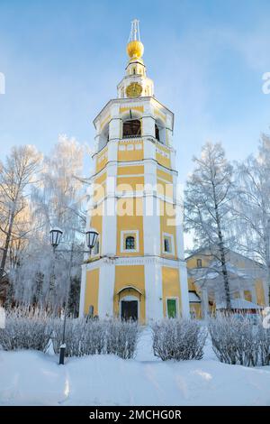 Der Glockenturm der antiken Konfigurationskathedrale an einem frostigen Januarmorgen. Uglich, Region Jaroslawl. Goldring von Russland Stockfoto