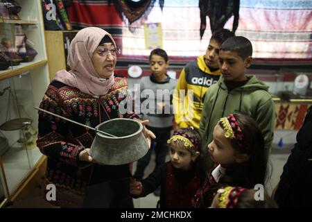 Gaza, Palästina. 19. Januar 2023. Suhaila Shaheen, 60 zeigt den Besuchern die Abschnitte ihres eigenen Museums in Rafah, südlich des Gazastreifens. Eine palästinensische Frau Suhaila Shaheen, 60, gründete ein Museum zum Kulturerbe, das die Sammlungen, die sie gesammelt hat, und das, was sie auf ihre Kosten gekauft hat, enthält. Um das Ziel zu erreichen, das erste Museum mit dem Namen seiner Stadt, Rafah, zu errichten. Kredit: SOPA Images Limited/Alamy Live News Stockfoto