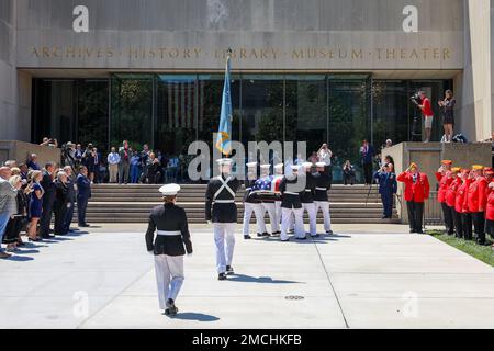Das West Virginia State Memorial für die USA Marinekorps CWO4 Hershel 'Woody' Williams fand am 3. Juli 2022 im State Capitol and Culture Center Theater in Charleston, W.VA, statt Geboren am 2. Oktober 1923 in Quiet Dell, WV, nahm Woody am 26. Mai 1943 in die Reserve des Marine Corps auf und wurde zum Chief Warrant Officer 4, bevor er 1969 nach 17 Jahren im Dienst in den Ruhestand ging. Während des Zweiten Weltkriegs diente Woody in Neukaledonien, Guadalcanal und Guam, bevor er in Iwo Jima landete, wo ihm seine Handlungen die Ehrenmedaille verliehen haben. Zum Zeitpunkt seines Todes am 29. Juni 2022 war er der las Stockfoto