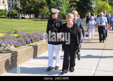 Das West Virginia State Memorial für die USA Marinekorps CWO4 Hershel 'Woody' Williams fand am 3. Juli 2022 im State Capitol and Culture Center Theater in Charleston, W.VA, statt Geboren am 2. Oktober 1923 in Quiet Dell, WV, nahm Woody am 26. Mai 1943 in die Reserve des Marine Corps auf und wurde zum Chief Warrant Officer 4, bevor er 1969 nach 17 Jahren im Dienst in den Ruhestand ging. Während des Zweiten Weltkriegs diente Woody in Neukaledonien, Guadalcanal und Guam, bevor er in Iwo Jima landete, wo ihm seine Handlungen die Ehrenmedaille verliehen haben. Zum Zeitpunkt seines Todes am 29. Juni 2022 war er der las Stockfoto