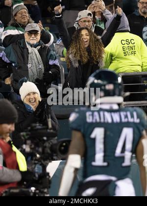 Philadelphia, Usa. 22. Januar 2023. Die Fans jubeln Philadelphia Eagles an, die Kenneth Gainwell (14) zurückverfolgen, nachdem er in der zweiten Hälfte des NFL Divisional Round Playoff-Spiels gegen die New York Giants am Lincoln Financial Field in Philadelphia am Samstag, den 21. Januar 2023 einen Touchdown erzielte. Die Eagles gewannen 38:7. Foto: Laurence Kesterson/UPI Credit: UPI/Alamy Live News Stockfoto