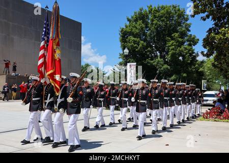 Das West Virginia State Memorial für die USA Marinekorps CWO4 Hershel 'Woody' Williams fand am 3. Juli 2022 im State Capitol and Culture Center Theater in Charleston, W.VA, statt Geboren am 2. Oktober 1923 in Quiet Dell, WV, nahm Woody am 26. Mai 1943 in die Reserve des Marine Corps auf und wurde zum Chief Warrant Officer 4, bevor er 1969 nach 17 Jahren im Dienst in den Ruhestand ging. Während des Zweiten Weltkriegs diente Woody in Neukaledonien, Guadalcanal und Guam, bevor er in Iwo Jima landete, wo ihm seine Handlungen die Ehrenmedaille verliehen haben. Zum Zeitpunkt seines Todes am 29. Juni 2022 war er der las Stockfoto