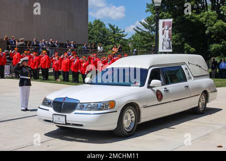 Das West Virginia State Memorial für die USA Marinekorps CWO4 Hershel 'Woody' Williams fand am 3. Juli 2022 im State Capitol and Culture Center Theater in Charleston, W.VA, statt Geboren am 2. Oktober 1923 in Quiet Dell, WV, nahm Woody am 26. Mai 1943 in die Reserve des Marine Corps auf und wurde zum Chief Warrant Officer 4, bevor er 1969 nach 17 Jahren im Dienst in den Ruhestand ging. Während des Zweiten Weltkriegs diente Woody in Neukaledonien, Guadalcanal und Guam, bevor er in Iwo Jima landete, wo ihm seine Handlungen die Ehrenmedaille verliehen haben. Zum Zeitpunkt seines Todes am 29. Juni 2022 war er der las Stockfoto