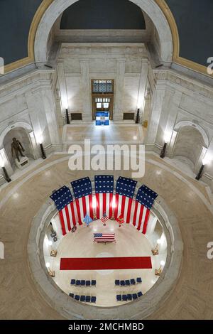USA Marine Corps CWO4 Hershel 'Woody' Williams liegt im Bundesstaat während der West Virginia State Memorial Gottesdienste im State Capitol Rotunda, 3. Juli 2022 in Charleston, W.VA Geboren am 2. Oktober 1923 in Quiet Dell, WV, nahm Woody am 26. Mai 1943 in die Reserve des Marine Corps auf und wurde zum Chief Warrant Officer 4, bevor er 1969 nach 17 Jahren im Dienst in den Ruhestand ging. Während des Zweiten Weltkriegs diente Woody in Neukaledonien, Guadalcanal und Guam, bevor er in Iwo Jima landete, wo ihm seine Handlungen die Ehrenmedaille verliehen haben. Zum Zeitpunkt seines Todes am 29. Juni 2022 war er die letzte lebende Welt Stockfoto