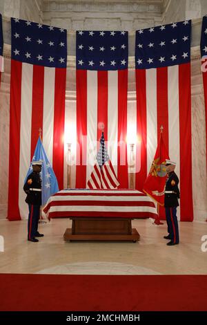 Das West Virginia State Memorial für die USA Marine Corps CWO4 Hershel 'Woody' Williams fand vom 2. Bis 3. Juli 2022 im State Capitol and Culture Center Theater in Charleston, W.A., statt Geboren am 2. Oktober 1923 in Quiet Dell, WV, nahm Woody am 26. Mai 1943 in die Reserve des Marine Corps auf und wurde zum Chief Warrant Officer 4, bevor er 1969 nach 17 Jahren im Dienst in den Ruhestand ging. Während des Zweiten Weltkriegs diente Woody in Neukaledonien, Guadalcanal und Guam, bevor er in Iwo Jima landete, wo ihm seine Handlungen die Ehrenmedaille verliehen haben. Zum Zeitpunkt seines Todes am 29. Juni 2022 war er der l Stockfoto