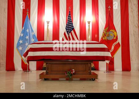 USA Marine Corps CWO4 Hershel 'Woody' Williams liegt im Bundesstaat während der West Virginia State Memorial Gottesdienste im State Capitol Rotunda, 3. Juli 2022 in Charleston, W.VA Geboren am 2. Oktober 1923 in Quiet Dell, WV, nahm Woody am 26. Mai 1943 in die Reserve des Marine Corps auf und wurde zum Chief Warrant Officer 4, bevor er 1969 nach 17 Jahren im Dienst in den Ruhestand ging. Während des Zweiten Weltkriegs diente Woody in Neukaledonien, Guadalcanal und Guam, bevor er in Iwo Jima landete, wo ihm seine Handlungen die Ehrenmedaille verliehen haben. Zum Zeitpunkt seines Todes am 29. Juni 2022 war er die letzte lebende Welt Stockfoto
