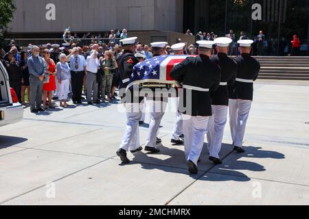 Das West Virginia State Memorial für die USA Marinekorps CWO4 Hershel 'Woody' Williams fand am 3. Juli 2022 im State Capitol and Culture Center Theater in Charleston, W.VA, statt Geboren am 2. Oktober 1923 in Quiet Dell, WV, nahm Woody am 26. Mai 1943 in die Reserve des Marine Corps auf und wurde zum Chief Warrant Officer 4, bevor er 1969 nach 17 Jahren im Dienst in den Ruhestand ging. Während des Zweiten Weltkriegs diente Woody in Neukaledonien, Guadalcanal und Guam, bevor er in Iwo Jima landete, wo ihm seine Handlungen die Ehrenmedaille verliehen haben. Zum Zeitpunkt seines Todes am 29. Juni 2022 war er der las Stockfoto