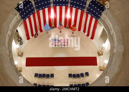USA Marine Corps CWO4 Hershel 'Woody' Williams liegt im Bundesstaat während der West Virginia State Memorial Gottesdienste im State Capitol Rotunda, 3. Juli 2022 in Charleston, W.VA Geboren am 2. Oktober 1923 in Quiet Dell, WV, nahm Woody am 26. Mai 1943 in die Reserve des Marine Corps auf und wurde zum Chief Warrant Officer 4, bevor er 1969 nach 17 Jahren im Dienst in den Ruhestand ging. Während des Zweiten Weltkriegs diente Woody in Neukaledonien, Guadalcanal und Guam, bevor er in Iwo Jima landete, wo ihm seine Handlungen die Ehrenmedaille verliehen haben. Zum Zeitpunkt seines Todes am 29. Juni 2022 war er die letzte lebende Welt Stockfoto