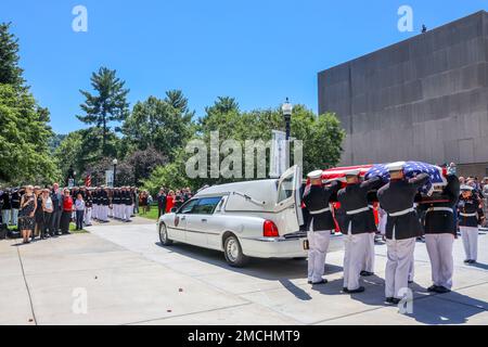 Das West Virginia State Memorial für die USA Marinekorps CWO4 Hershel 'Woody' Williams fand am 3. Juli 2022 im State Capitol and Culture Center Theater in Charleston, W.VA, statt Geboren am 2. Oktober 1923 in Quiet Dell, WV, nahm Woody am 26. Mai 1943 in die Reserve des Marine Corps auf und wurde zum Chief Warrant Officer 4, bevor er 1969 nach 17 Jahren im Dienst in den Ruhestand ging. Während des Zweiten Weltkriegs diente Woody in Neukaledonien, Guadalcanal und Guam, bevor er in Iwo Jima landete, wo ihm seine Handlungen die Ehrenmedaille verliehen haben. Zum Zeitpunkt seines Todes am 29. Juni 2022 war er der las Stockfoto