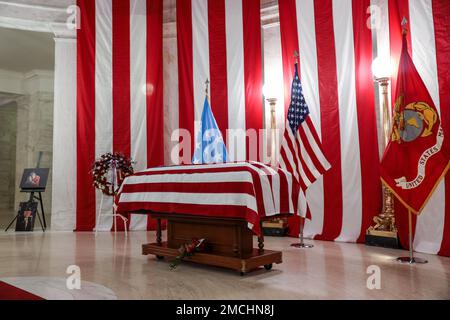 Das West Virginia State Memorial für die USA Marine Corps CWO4 Hershel 'Woody' Williams fand vom 2. Bis 3. Juli 2022 im State Capitol and Culture Center Theater in Charleston, W.A., statt Geboren am 2. Oktober 1923 in Quiet Dell, WV, nahm Woody am 26. Mai 1943 in die Reserve des Marine Corps auf und wurde zum Chief Warrant Officer 4, bevor er 1969 nach 17 Jahren im Dienst in den Ruhestand ging. Während des Zweiten Weltkriegs diente Woody in Neukaledonien, Guadalcanal und Guam, bevor er in Iwo Jima landete, wo ihm seine Handlungen die Ehrenmedaille verliehen haben. Zum Zeitpunkt seines Todes am 29. Juni 2022 war er der l Stockfoto