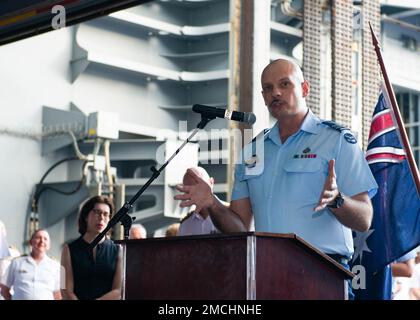 PEARL HARBOR (3. Juli 2022) – Royal Australian Navy Squadron Leader Stuart Brown begrüßt Partnerländer an Bord des Royal Australian Navy Landing Helikopter Dock HMAS Canberra (L02) während des australischen Empfangs während des Rim of Pacific (RIMPAC) 2022 am Juli 3. Von Juni 29 bis August 4 nehmen an der RIMPAC 25.000 Nationen, 38 Schiffe, vier U-Boote, mehr als 170 Flugzeuge und Mitarbeiter auf und um die hawaiianischen Inseln und Südkalifornien Teil. RIMPAC ist die weltweit größte internationale Seefahrt-Übung und bietet eine einzigartige Ausbildungsmöglichkeit bei gleichzeitiger Förderung und Erhaltung von cooper Stockfoto