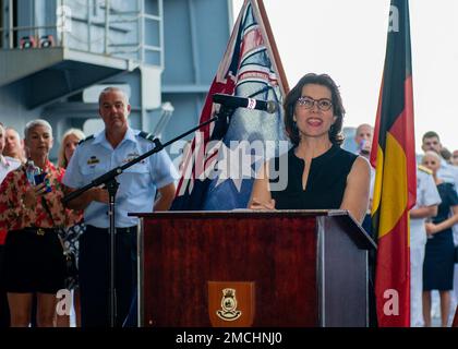 PEARL HARBOR (3. Juli 2022) – Andrea Gleason, Generalkonsul in Hawaii, begrüßt Partnerländer an Bord des Royal Australian Navy Landing Helikopter Dock HMAS Canberra (L02) während des australischen Empfangs während des Rim of Pacific (RIMPAC) 2022 am Juli 3. Von Juni 29 bis August 4 nehmen an der RIMPAC 25.000 Nationen, 38 Schiffe, vier U-Boote, mehr als 170 Flugzeuge und Mitarbeiter auf und um die hawaiianischen Inseln und Südkalifornien Teil. RIMPAC ist die weltweit größte internationale Seefahrt-Übung und bietet eine einzigartige Ausbildungsmöglichkeit bei gleichzeitiger Förderung und Aufrechterhaltung der Zusammenarbeit Stockfoto