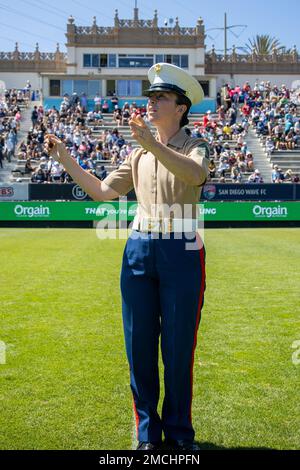 USA Marinekorps Gunnery Sgt. Megan Harper, ein engagierter Dirigent der Marine Band San Diego, dirigiert die Band während einer Aufführung der National Women's Soccer League in San Diego, Kalifornien, am 3. Juli 2022. Die Band veranstaltet jährlich über 400 Veranstaltungen in der westlichen Rekrutierungsregion. Stockfoto