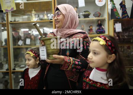 Gaza, Palästina. 19. Januar 2023. Suhaila Shaheen, 60, zeigt Wertsachen in ihrem eigenen Museum in Rafah, südlich des Gazastreifens. Eine palästinensische Frau Suhaila Shaheen, 60, gründete ein Museum zum Kulturerbe, das die Sammlungen, die sie gesammelt hat, und das, was sie auf ihre Kosten gekauft hat, enthält. Um das Ziel zu erreichen, das erste Museum mit dem Namen seiner Stadt, Rafah, zu errichten. (Foto: Ahmed Zakot/SOPA Images/Sipa USA) Guthaben: SIPA USA/Alamy Live News Stockfoto