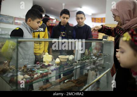 Gaza, Palästina. 19. Januar 2023. Suhaila Shaheen, 60, zeigt Wertsachen in ihrem eigenen Museum in Rafah, südlich des Gazastreifens. Eine palästinensische Frau Suhaila Shaheen, 60, gründete ein Museum zum Kulturerbe, das die Sammlungen, die sie gesammelt hat, und das, was sie auf ihre Kosten gekauft hat, enthält. Um das Ziel zu erreichen, das erste Museum mit dem Namen seiner Stadt, Rafah, zu errichten. (Foto: Ahmed Zakot/SOPA Images/Sipa USA) Guthaben: SIPA USA/Alamy Live News Stockfoto